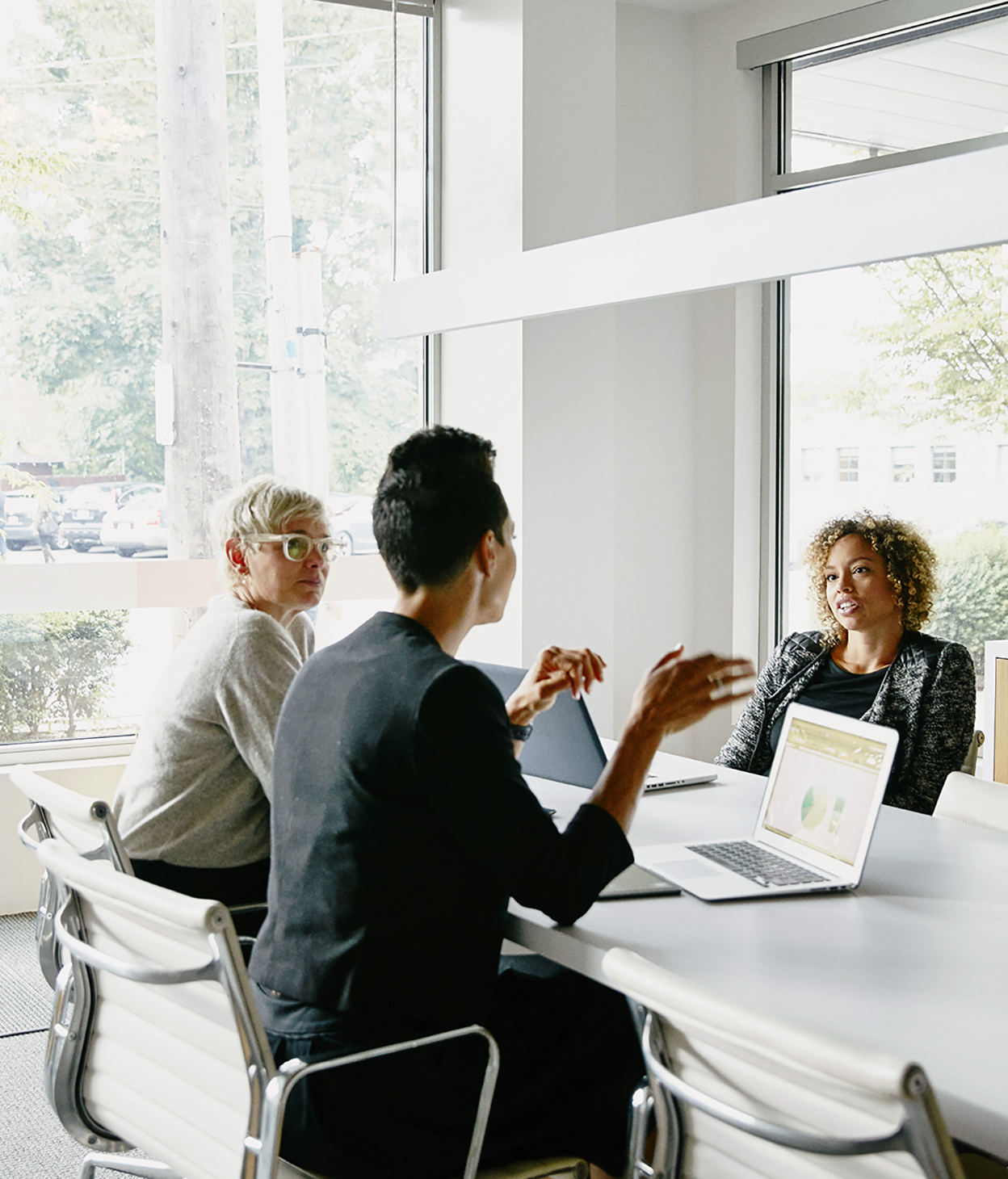 Femme d’affaires présentant des idées de projet à des collègues à une table de conférence