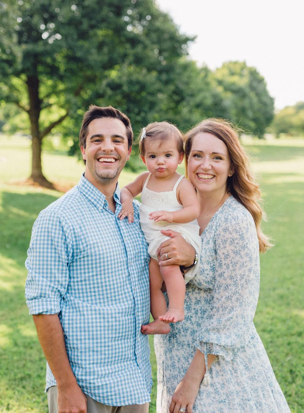 Jennifer Shugh, gerente de projetos da OneTrust, posando para uma foto com a família em um ambiente externo