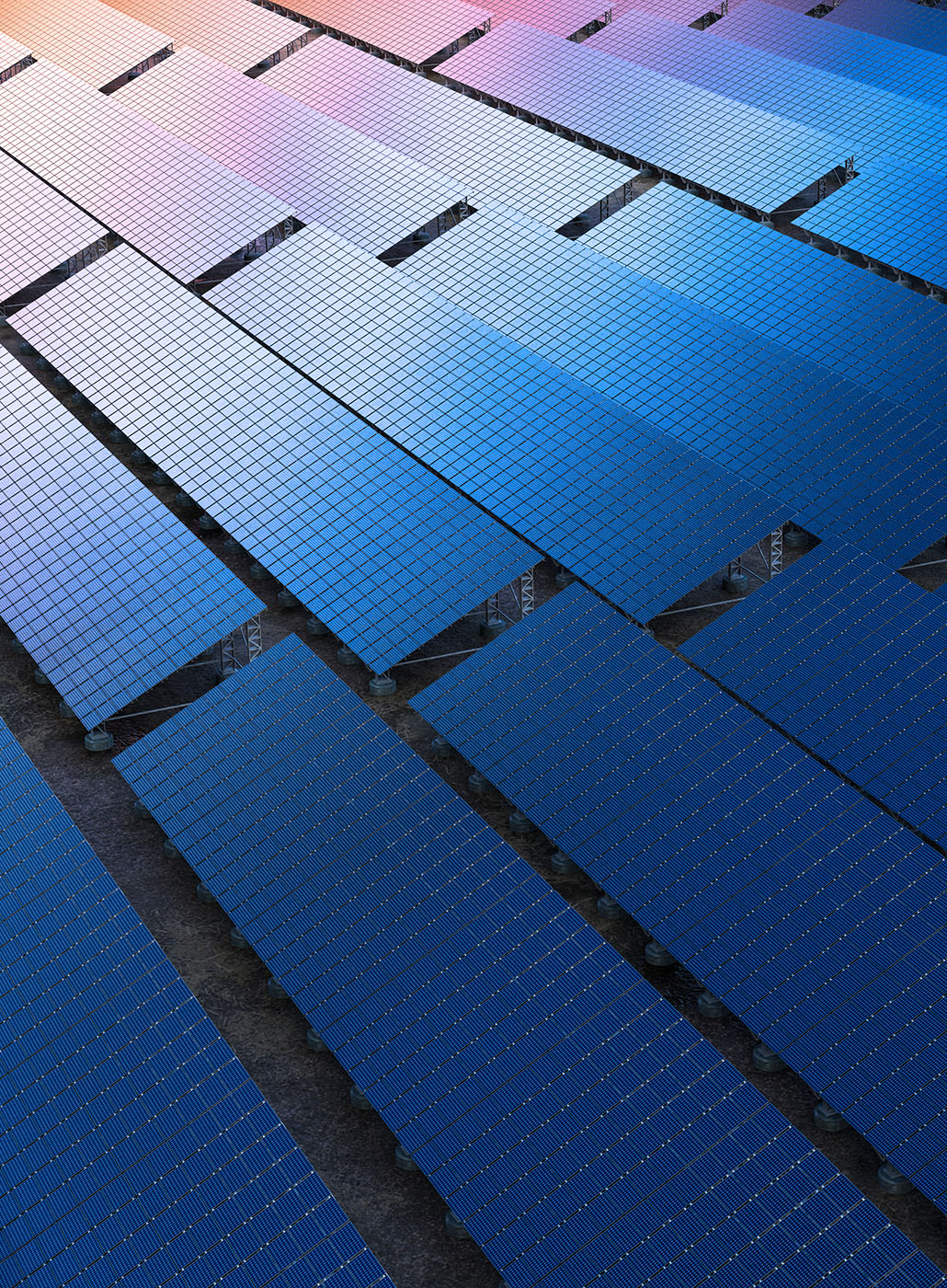 Reihen von Sonnenkollektoren in einem Betrieb für saubere erneuerbare Energien.